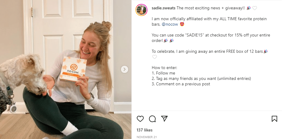 Ein Influencer bewirbt Proteinriegel auf Instagram mit seinem persönlichen Affiliate-Code